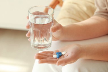 Hapları olan genç bir kadın 