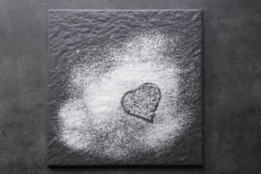 un yapılan kalp ile plaka