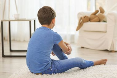 Üzgün küçük çocuk.  