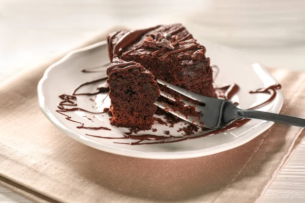 Тарелка с шоколадным пирожным — стоковое фото