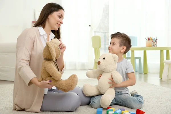 Jong kinderpsycholoog werken met kleine jongen — Stockfoto