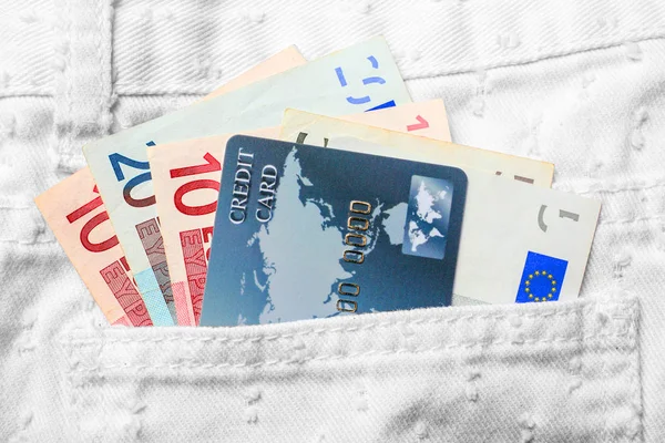 Carta di credito e denaro in tasca dei pantaloni — Foto Stock