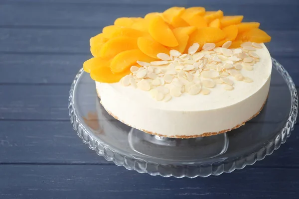 Pastel de queso sabroso con rebanadas de fruta — Foto de Stock