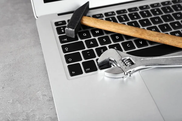 Instrumentos en teclado portátil —  Fotos de Stock