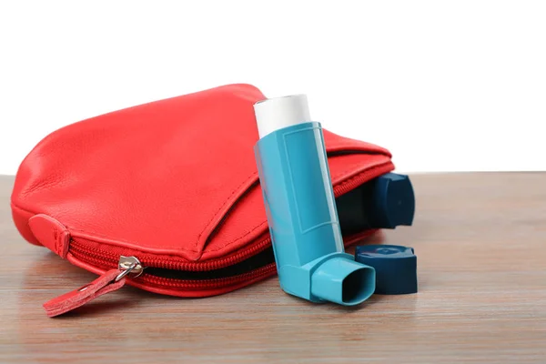 Astım inhaler ile kozmetik çantası — Stok fotoğraf