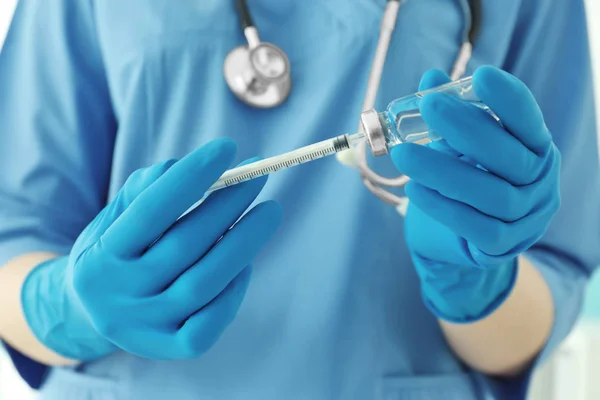 Médico en guantes con jeringa — Foto de Stock