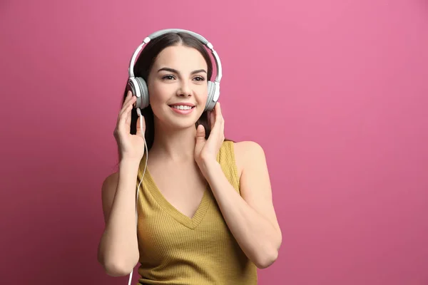 Mulher bonita em fones de ouvido — Fotografia de Stock