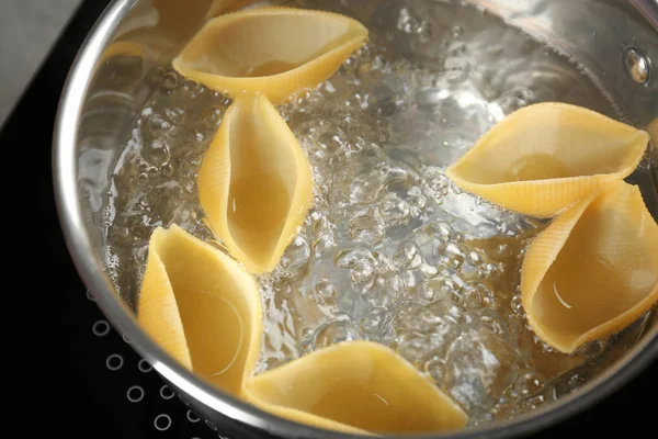 Cucinare la pasta in padella — Foto Stock