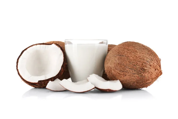 Кокосовое молоко с орехами — стоковое фото