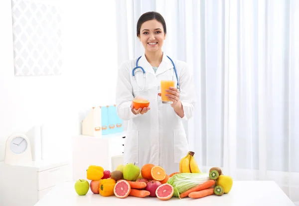 Nutricionista feminina com frutas diferentes — Fotografia de Stock