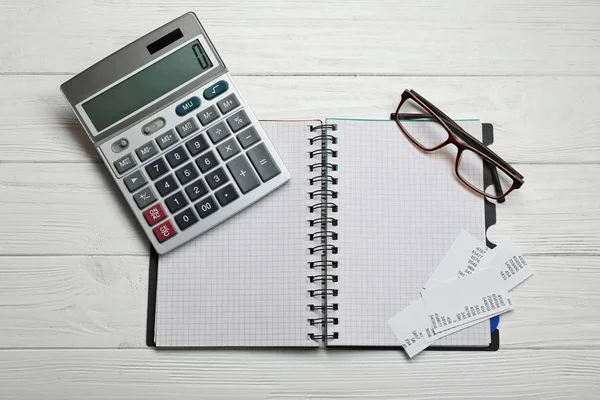 Grauer Taschenrechner und Notizbuch — Stockfoto