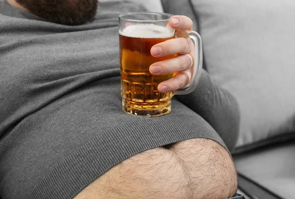 Homem segurando copo de cerveja — Fotografia de Stock