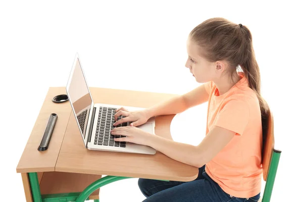 Studentessa seduta alla scrivania su sfondo bianco — Foto Stock