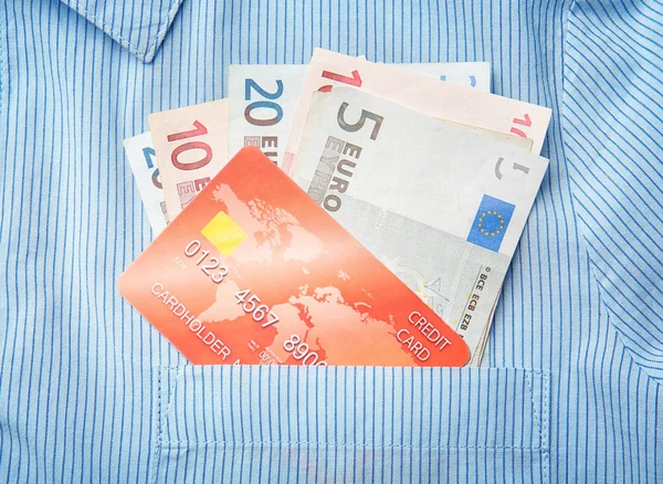 Carta di credito e denaro in tasca camicia — Foto Stock