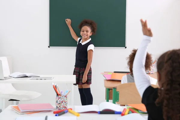 Süße Afrikanisch Amerikanische Mädchen Klassenzimmer — Stockfoto
