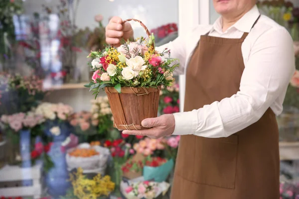 Floristería cesta con flores — Foto de Stock