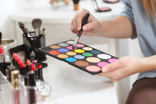 Professionele make-up artiest met cosmetica — Stockfoto