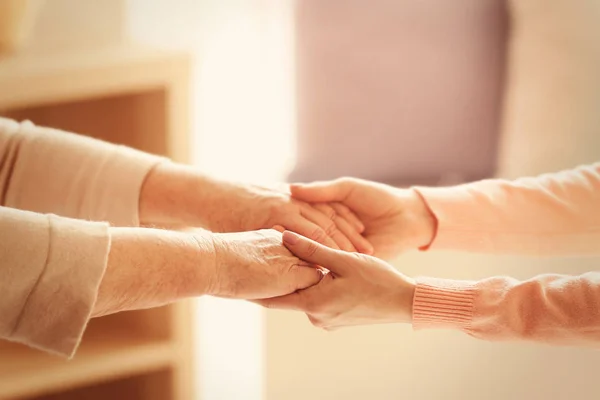 Vecchie e giovani donne che si tengono per mano — Foto Stock