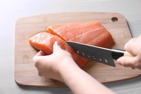 Manos con cuchillo corte filete de salmón —  Fotos de Stock