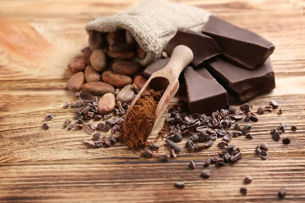 Scherben aus Schokolade auf weißem Hintergrund — Stockfoto