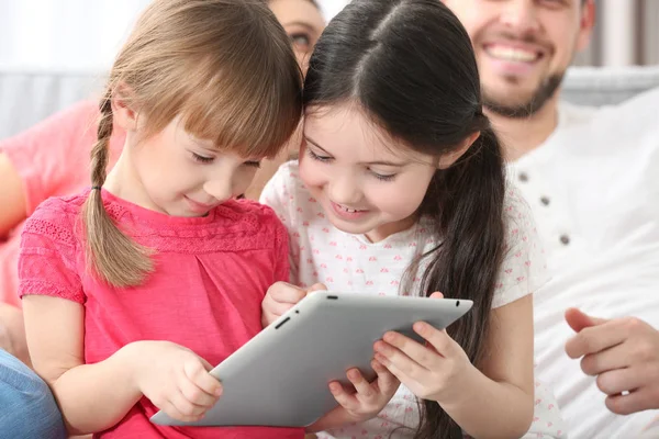 Kleine Meisjes Met Tablet Thuis — Stockfoto