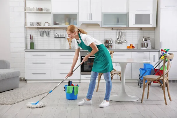 Mujer con fregona casa de limpieza — Foto de Stock