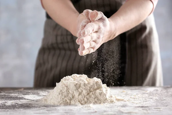 Vrouw die deeg maakt — Stockfoto