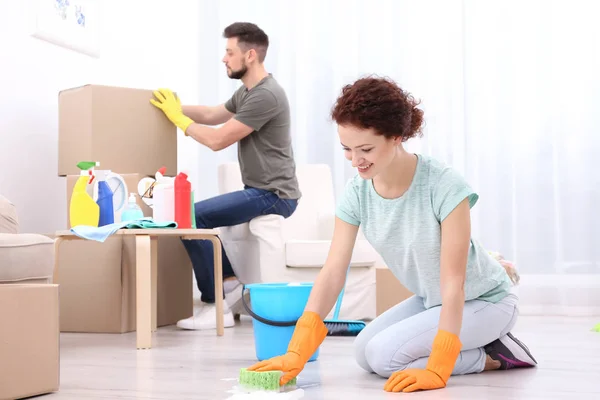 Jovem casal limpeza casa — Fotografia de Stock