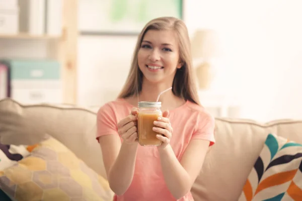 Mujer joven degustación de jugo fresco — Foto de Stock