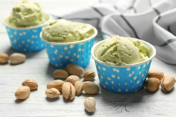 おいしいアイス クリームとピスタチオ ナッツ カップ — ストック写真