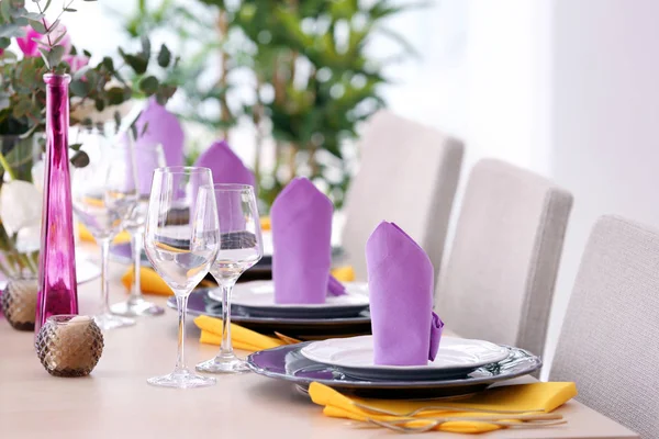 Table setting in restaurant — Stock Photo, Image