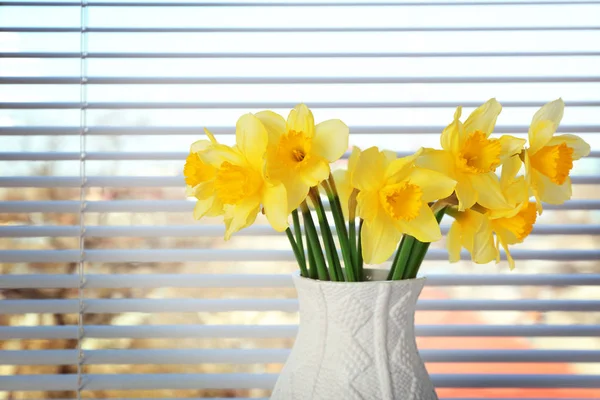 Vaas met mooie bloemen — Stockfoto