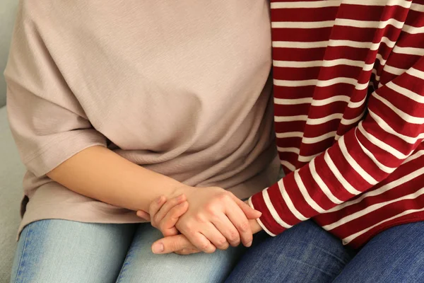 Jonge vrouw en haar moeder thuis, close-up — Stockfoto