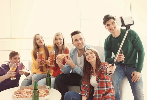 Amigos tomando selfie — Foto de Stock