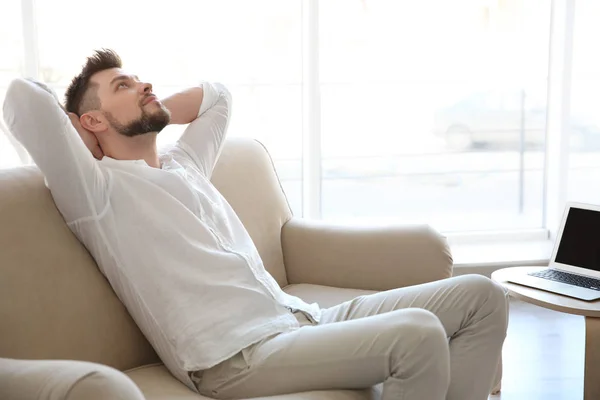 Jovem feliz descansando — Fotografia de Stock