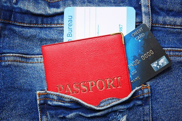 Кредитная карта и паспорт с билетом в кармане — стоковое фото
