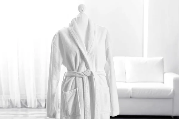Белый халат для ванны — стоковое фото