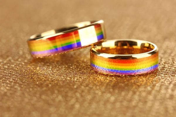 Wedding rings on golden — Stock Photo, Image