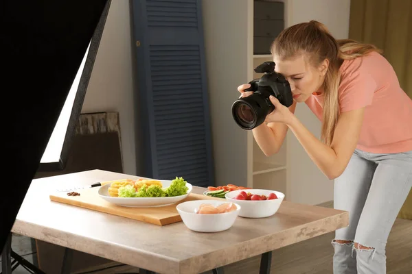 Žena, Fotografování potravin — Stock fotografie