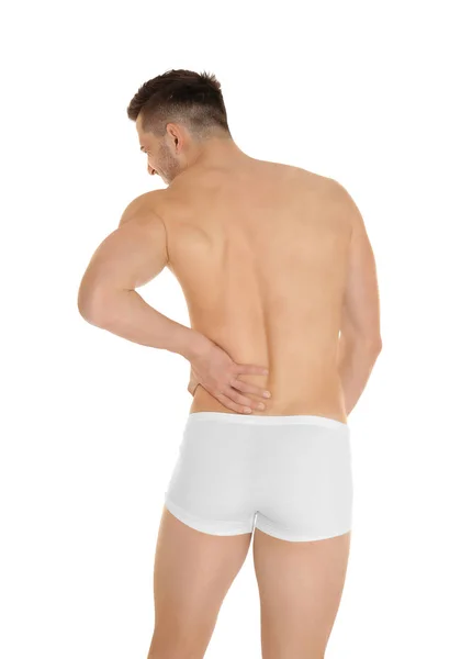 Giovane uomo che soffre di mal di schiena su sfondo bianco — Foto Stock