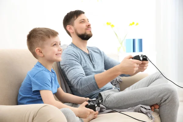 Vater und Sohn spielen Videospiel — Stockfoto