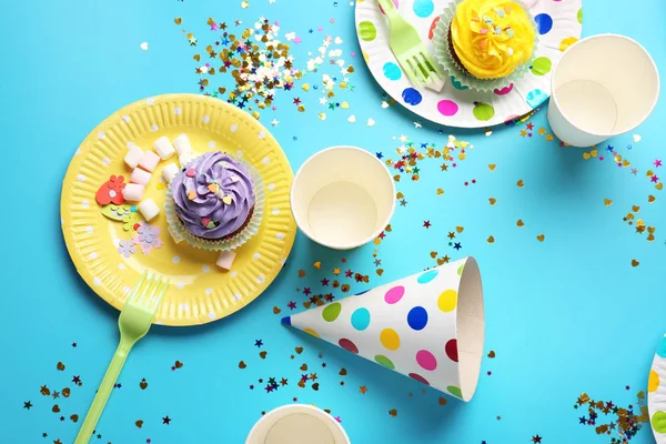 Platos con cupcakes de cumpleaños — Foto de Stock