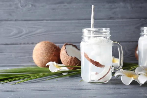 Pot de maçon avec de l'eau de coco — Photo