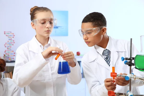 Pupils making experiment  in chemistry class — Stock Photo, Image