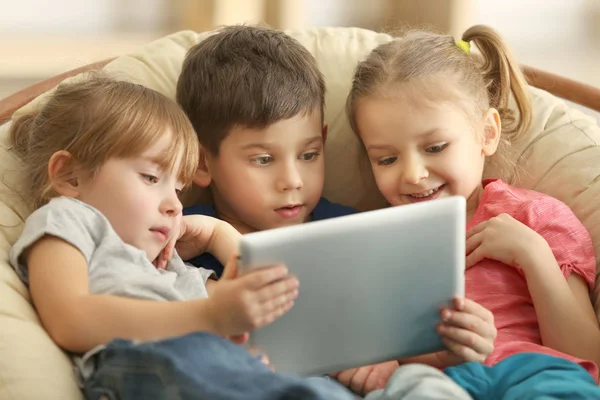 Barn använder tablet — Stockfoto