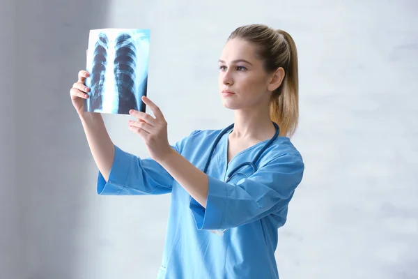 Jovem assistente médico com raio-x — Fotografia de Stock