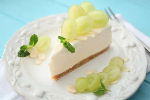 Fatia de cheesecake saboroso com uvas — Fotografia de Stock