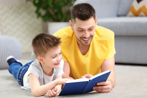 Pappa och son läser intressanta bok — Stockfoto