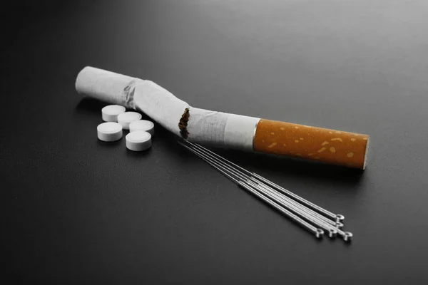 Cigarrillos con agujas y pastillas — Foto de Stock
