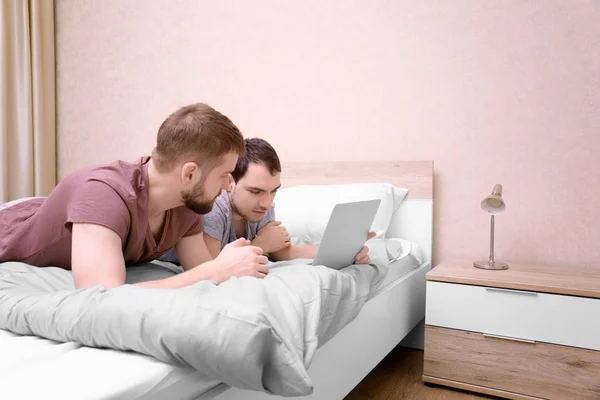 Homo paar liggend op bed — Stockfoto